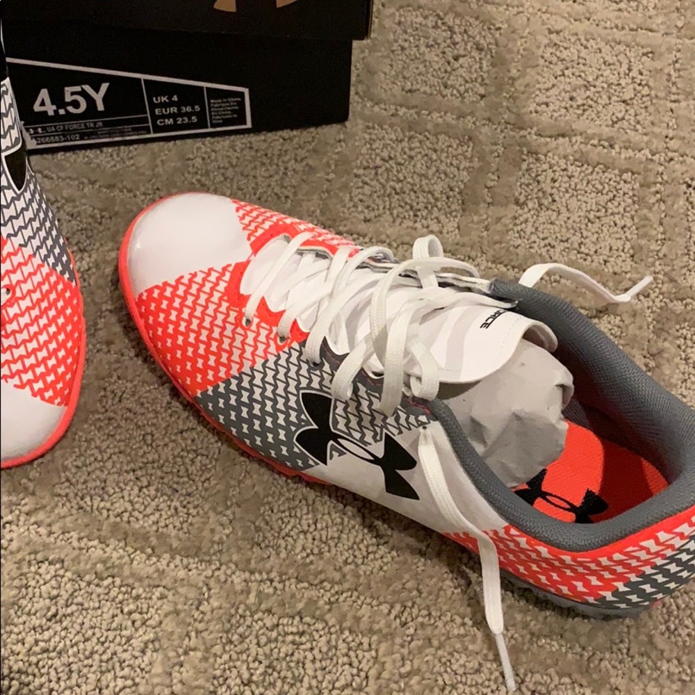 NEW Under Armour Girls turf shoes size 4.5Y